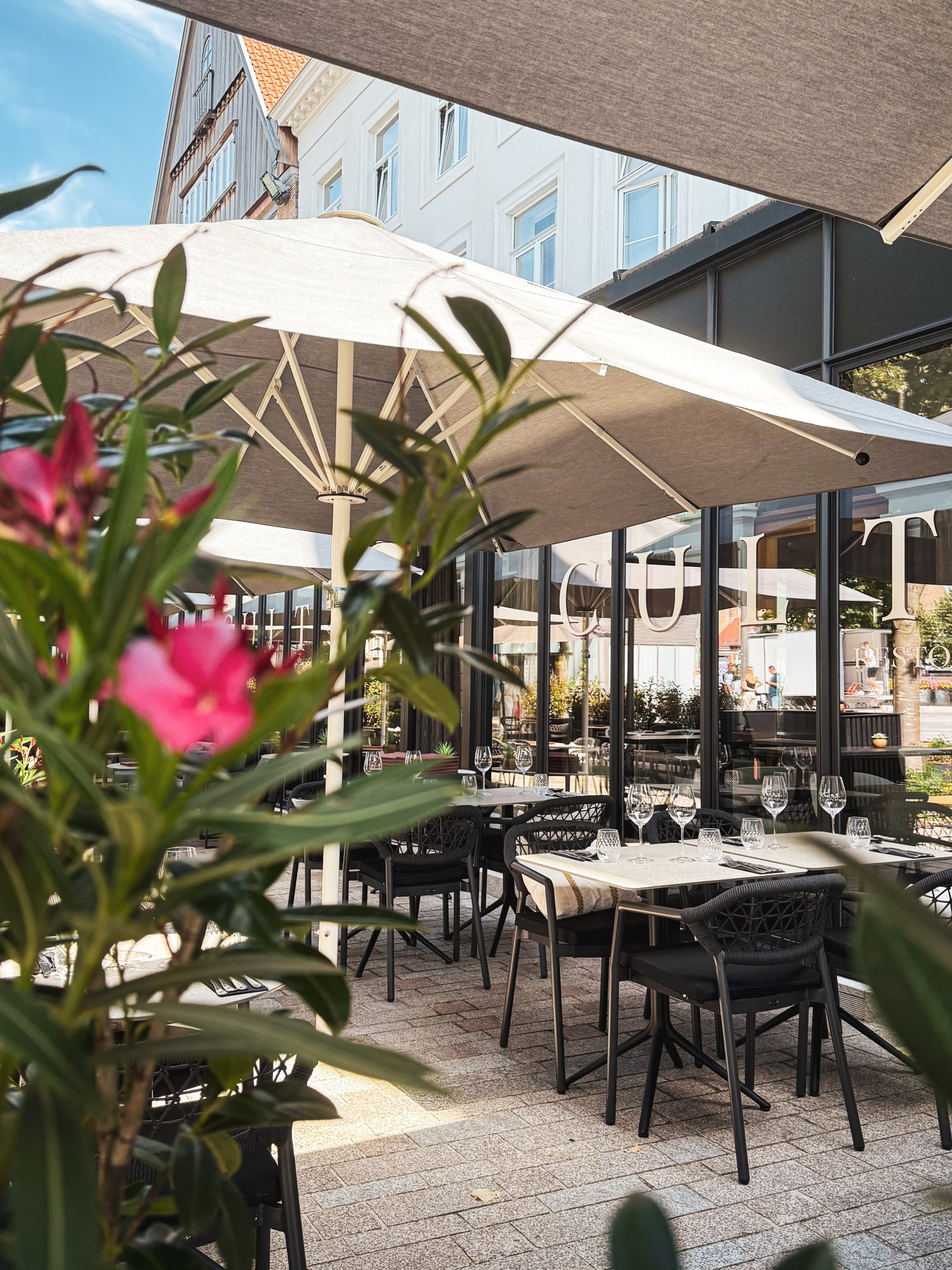 Zonnig terras Cult op 't Zand in Brugge